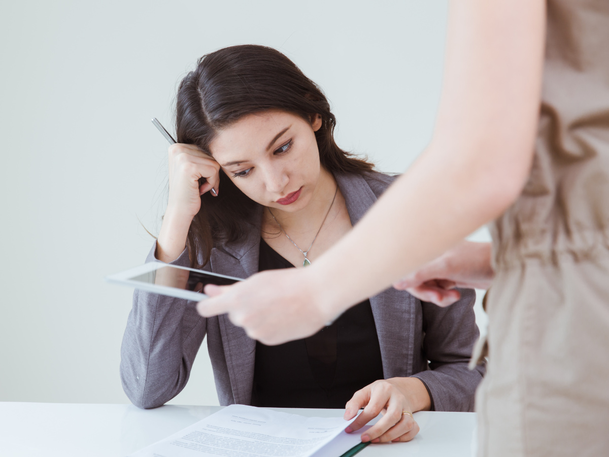 Schlechte Stimmung ist in Arbeitsteams weit verbreitet. Doch es gibt Wege, sie zu verbessern. (Foto: Quality Stock Arts - stock.adobe.com)