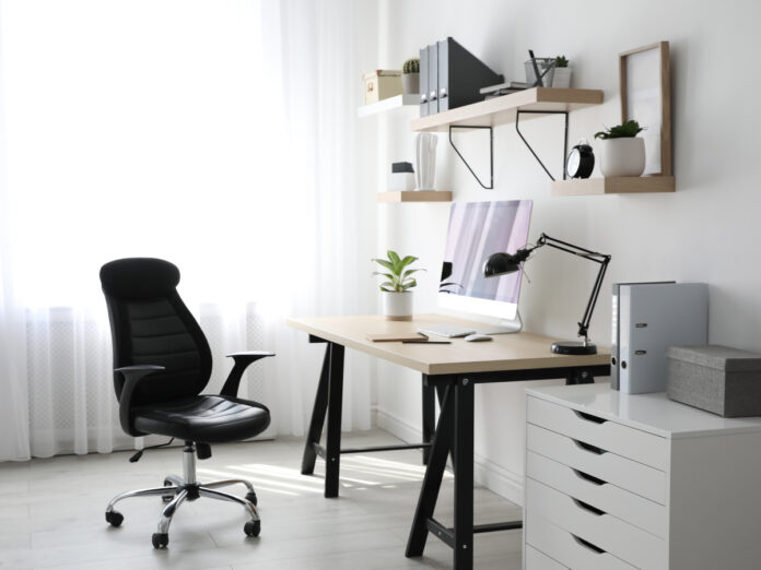 Einzelne Unternehmen zahlen ihren Mitarbeitenden ein Ausstattungsbudget, damit sie ihr Homeoffice einrichten können. (Foto: New Africa_Adobe Stock)