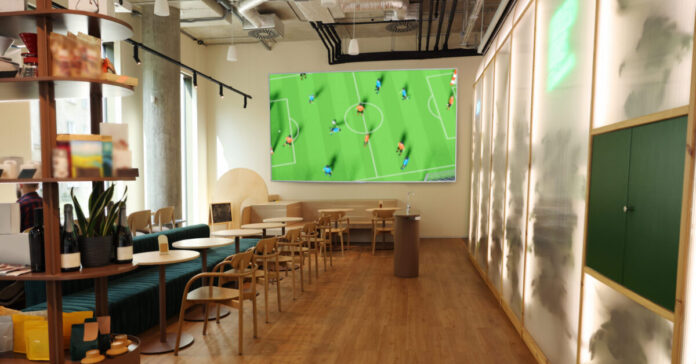 Fußball in der Kantine (Symbolfoto: New Africa - stock.adobe.com).