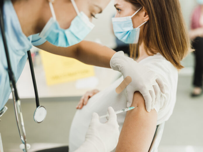 Noch zählen schwangere und stillende Frauen zu den Ausnahmen. Für sie gibt es erst seit Kurzem eine Impfempfehlung. (Foto: milanmarkovic78 - stock.adobe.com)