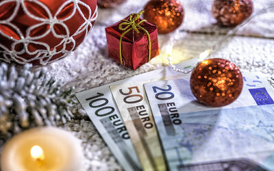 Weihnachtsdekoration und Geld