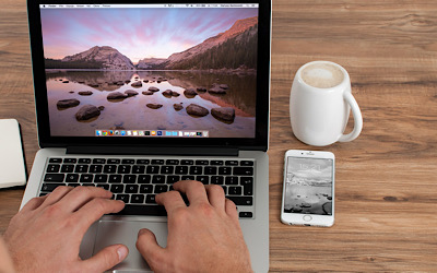 Laptop und Handy auf Schreibtisch