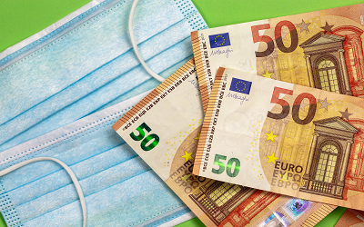 50-Euro-Scheine und Mund-Nasen-Schutz