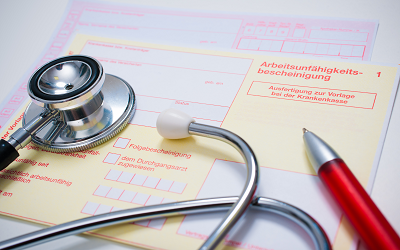 AU-Bescheinigung und Stethoskop