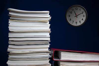 Uhr und Arbeitsunterlagen