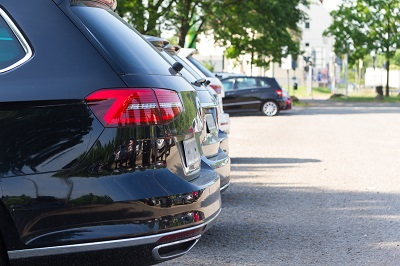 Autos auf einem Parkplatz