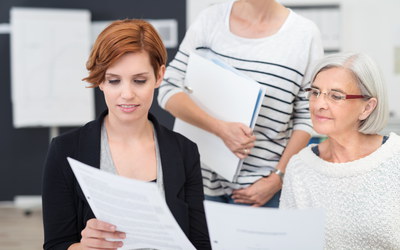 Büro mit junger und älterer Mitarbeiterin