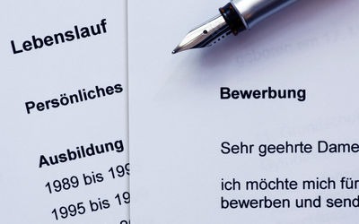 Ausgedruckter Lebenslauf und Anschreiben übereinander