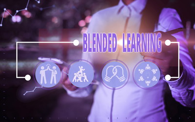 Mensch zeigt auf Symbole für Blended Learning