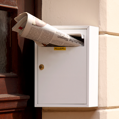 Breifkasten mit Zeitung