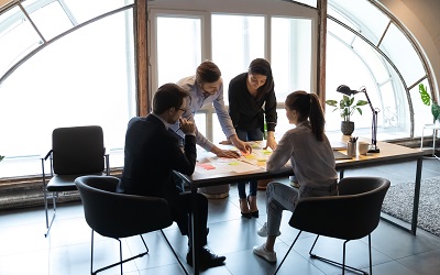Ein Büro mit Arbeitenden