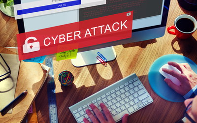 Laptop, davor rotes Rechteck mit Aufschrift