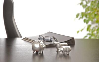Chefbüro mit Bulle und Bär auf Schreibtisch