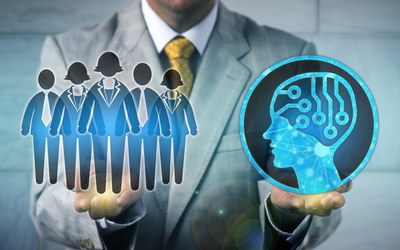 Mann mit Symbolen von Mitarbeitern und KI in jeder Hand