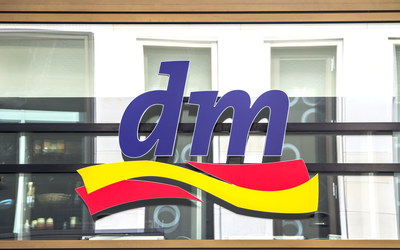 Ladenfassade mit Schild