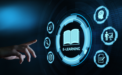 Hand zeigt auf Kreis mit Beschriftung E-Learning, runderhum Symbole für digitales Lernen