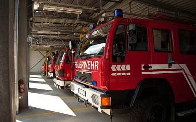 Feuerwehrhaus mit Fahrzeugen