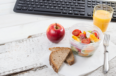 Gesundes Essen mit Salat und Apfel