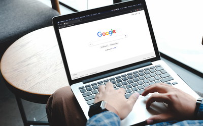 Mann vor Laptop mit  Google-Seite