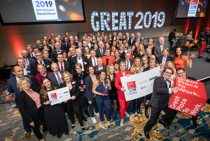 Gruppenbild der Gewinner des Benchmarkings Deutschlands bester Arbeitgeber 2019
