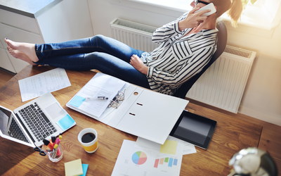 Junge Frau arbeitet im Homeoffice