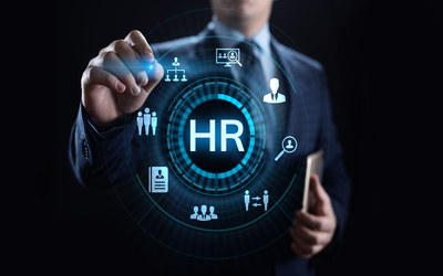 Manager zeigt auf virtuellem Screen auf digitale HR-Symbole