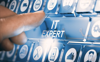 Finger zeigt auf Wort 