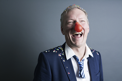 Mann mit Clownsnase und abgeschnittener Krawatte