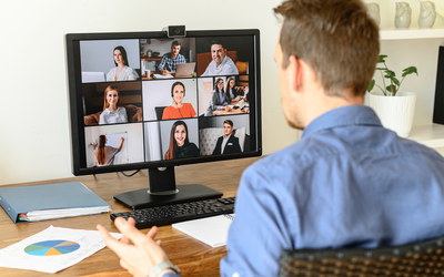 Mann in Homeoffice bei Videokonferenz