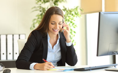 Frau im Büro telefoniert