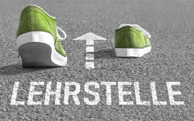 Turnschuhe auf Straße mit Aufschrift