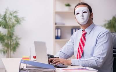Büroangestellter mit Maske