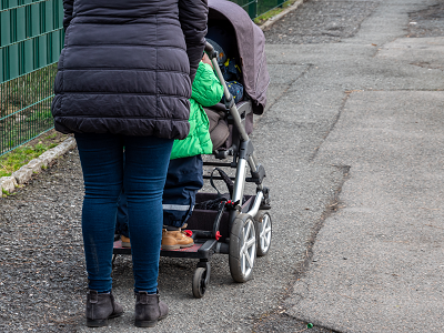 Mutter mit Kinderwagen