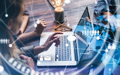 Frau im Homeoffice mit digitalen Symbolen