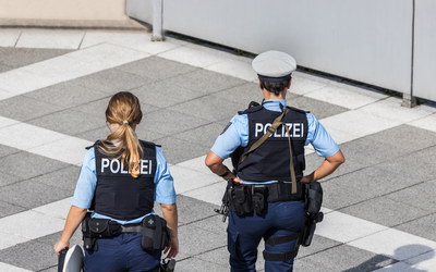 Polizistin und Polizist von hinten