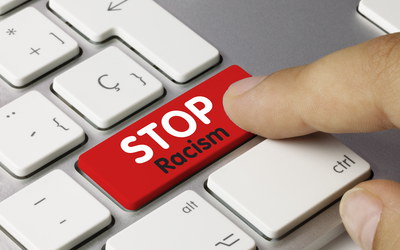 Finger auf PC-Tastatur mit Aufschrift