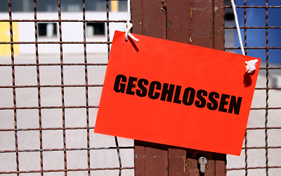 Schild mit Aufschrift GESCHLOSSEN