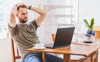 Nachdenklicher Mann im Homeoffice