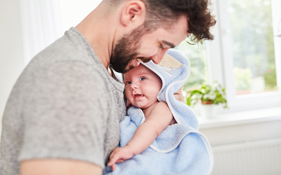 Vater mit Baby auf dem Arm