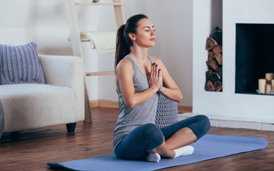 Ob Yoga, andere Entspannungsübungen oder körperliche Fitness - in der Corona-Krise muss Stress und gesundheitlichen Risiken entgegengewirkt werden. Foto: © chesterF-stock.adobe.com