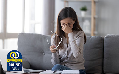 Frau massiert Nasenrücken