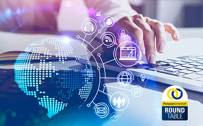 weibliche Hand am Laptop.