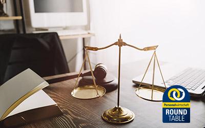 Justizwaage und Richtergabel auf einem Schreibtisch