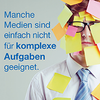 Das Gesicht eines Mannes ist mit vielen Post-Its beklebt.