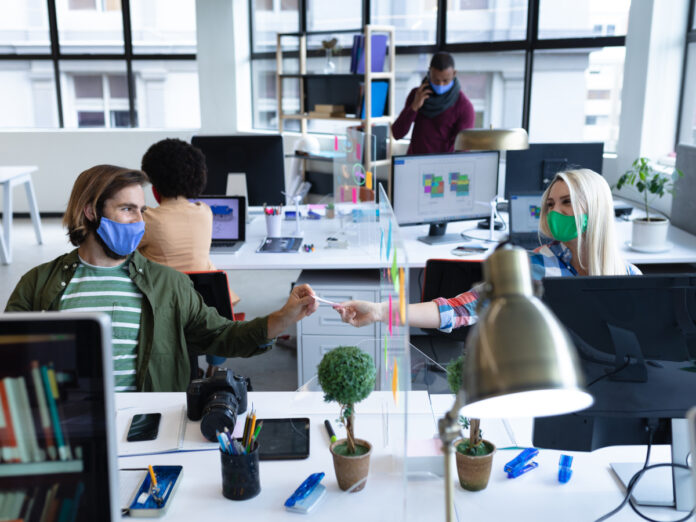 Wer nicht zu Hause arbeiten kann, darf auch im Januar 2022 ins Büro kommen – mit den entsprechenden Corona-Schutzmaßnahmen, versteht sich. (Foto: WavebreakMediaMicro - stock.adobe.com)