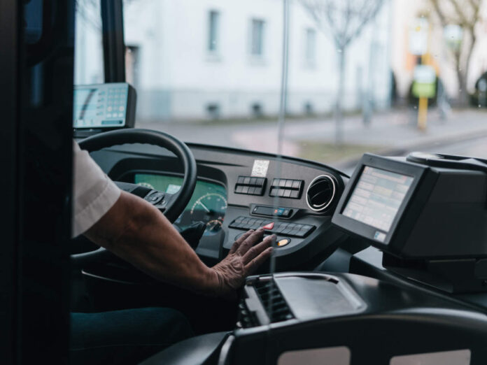 Eigenmächtiger Urlaub als Kündigungsgrund: Das LAG Mecklenburg-Vorpommern hatte den Fall eines Busfahrers zu entscheiden. (Foto: Aleksander - stock.adobe.com)
