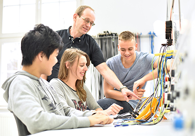 Die Motivation der Ausbilder wirkt sich auf den Erfolg der Azubis aus. (Foto: industrieblick - stock.adobe.com)