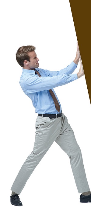 Mann hält braunen Block auf.