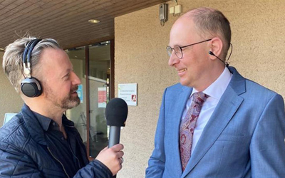 Pfarrer Stephan Bösiger während der Podcast-Aufnahme mit Radio-Moderator Marc Jäggi. (Foto: Reformierte Kirche Langenthal)