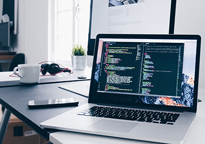 Laptop zeigt Quellcode